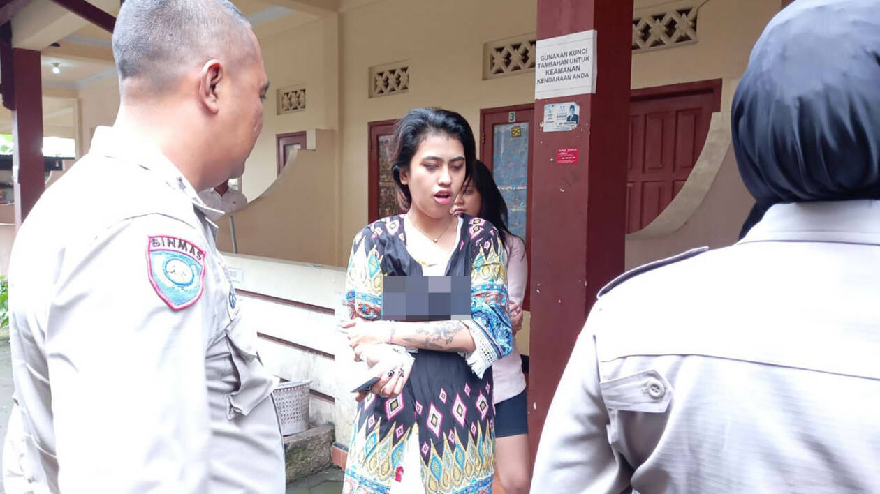 BERIKAN IMBAUAN: Anggota Polsek Sandubaya memberikan imbaun ke penghuni sebuah kos-kosan untuk turut menjaga kamtibmas, Rabu (15/2). (Harli/Lombok Post)