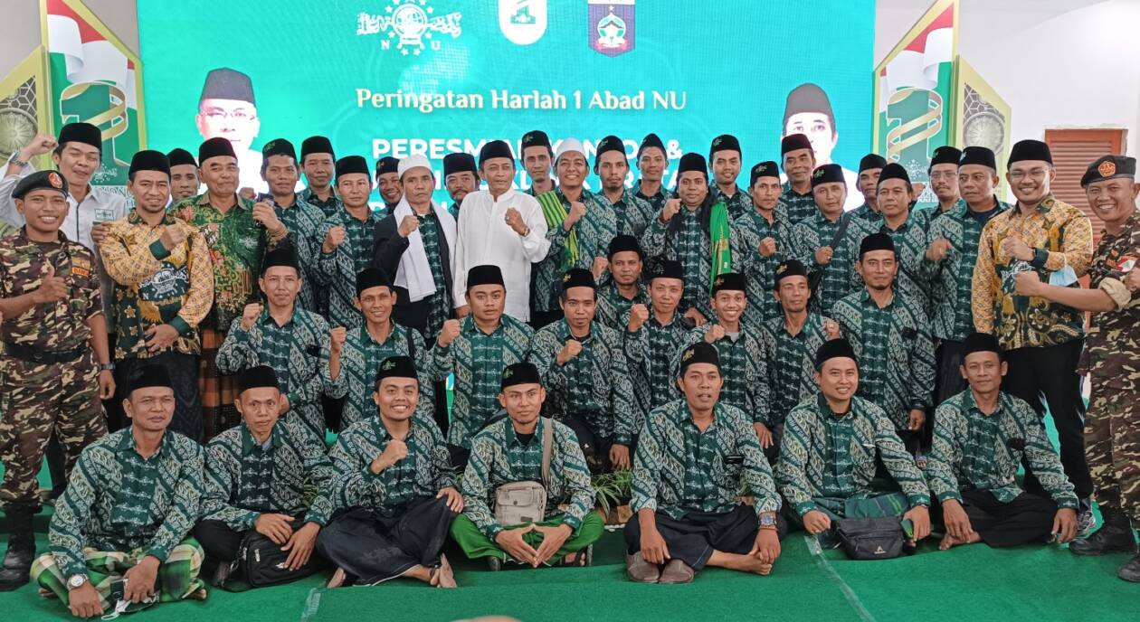 BANGGA: Para nahdiyin saat berfoto bersama dengan Ketua PCNU Loteng HL Pathul Bahri di kantor PCNU Loteng di Kelurahan Praya, Kecamatan Praya, Sabtu (25/2). (Dedi/Lombok Post)