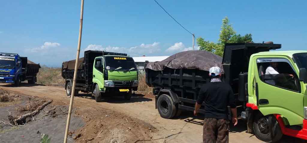 MINTA DITUTUP: Sejumlah truk mengangkut pasir besi yang dikelola PT AMG di Dusun Dedalpak, Desa Pohgading, Kecamatan Pringgabaya, Lotim, beberapa waktu lalu. (Dok/Lombok Post)