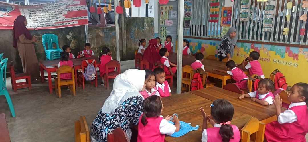 BUTUH PERHATIAN: Situasi belajar mengajar di PAUD Sandre Ceria di Dusun Sandre, Desa Santong, Kecamatan Kayangan. (Ferial/Lombok Post)
