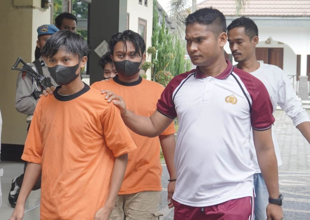 DITAHAN: Para pelaku pengeroyokan digiring ke sel tahanan Polsek Lingsar, Sabtu (4/2) lalu. (Harli/Lombok Post)