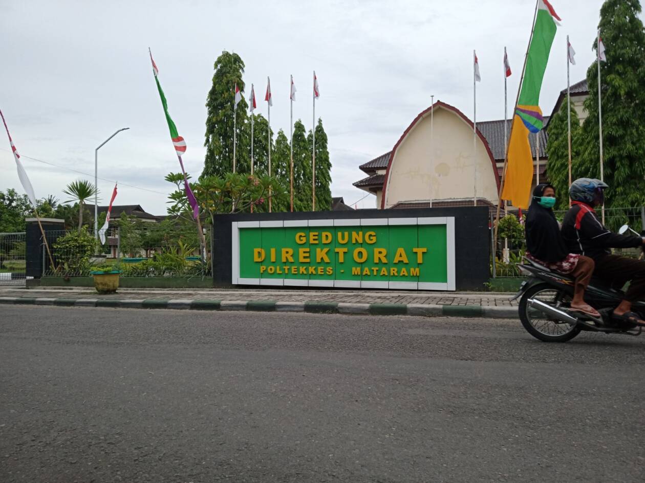 SUDAH ADA TERSANGKA: Seorang pengendara melintas di depan gedung rektorat Poltekkes Mataram, beberapa waktu lalu. Pengadaan ABBM di Poltekkes Mataram masih diusut Polda NTB. (Harli/Lombok Post)