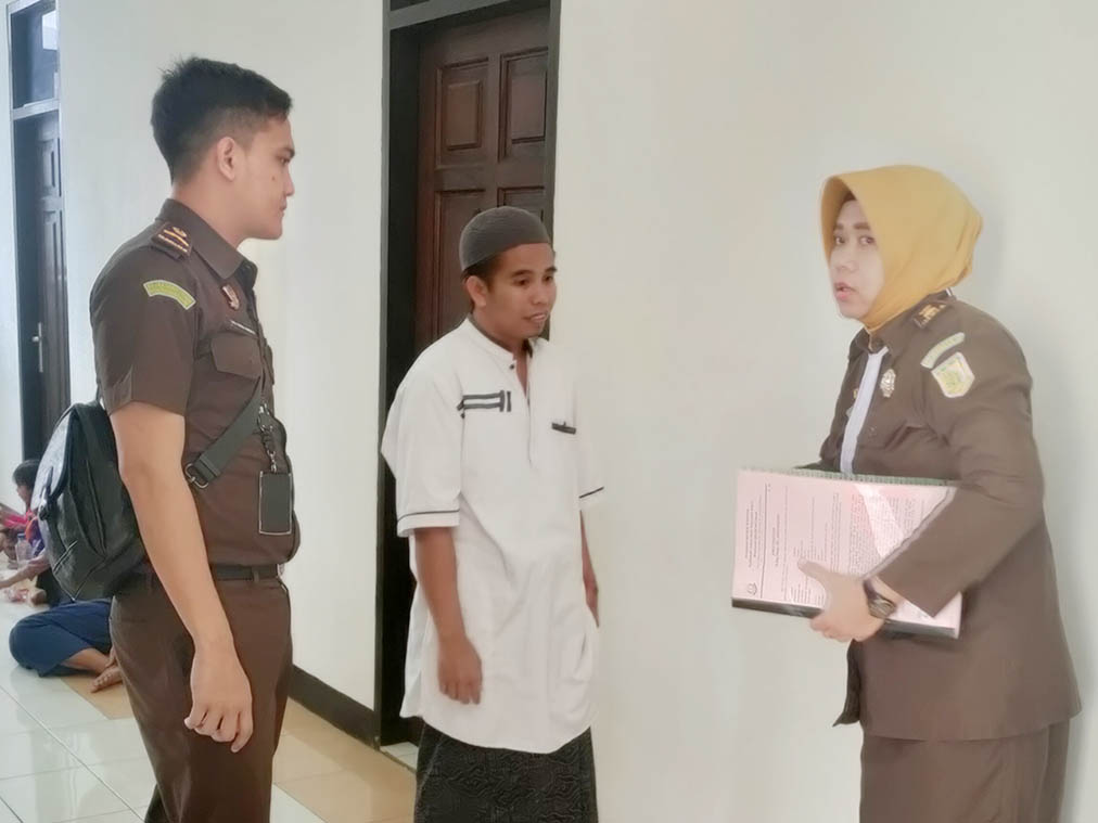 DITUNTUT: Terdakwa pungli Jumrah (tengah) berbicara dengan JPU usai pembacaan tuntutan di Pengadilan Tipikor Mataram, Senin (20/2). (Harli/Lombok Post)