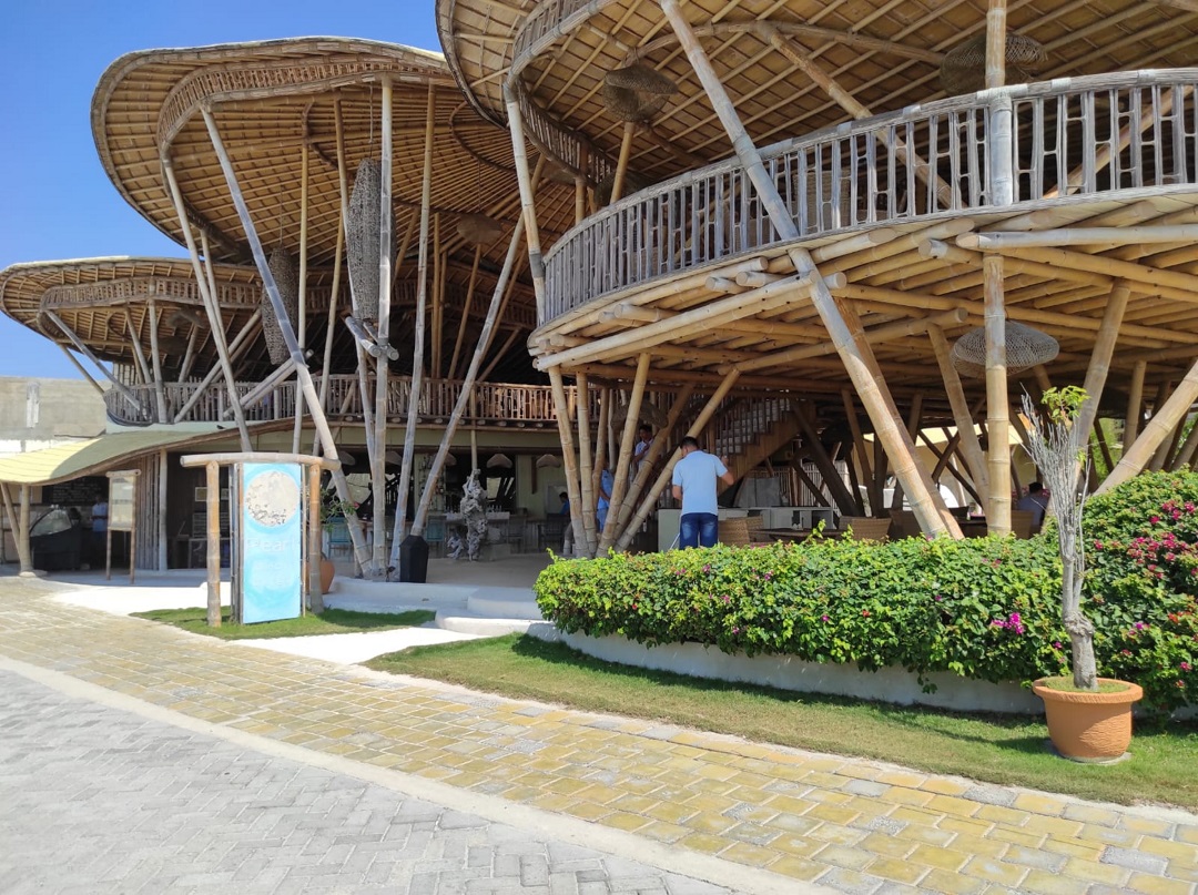 LOKASI INSIDEN: Tampak bangunan Pearl Of Trawangan Resort, lokasi insiden kurang menyenangkan yang diduga menimpa sejumlah wisatawan lokal.(FERIAL/LOMBOK POST)