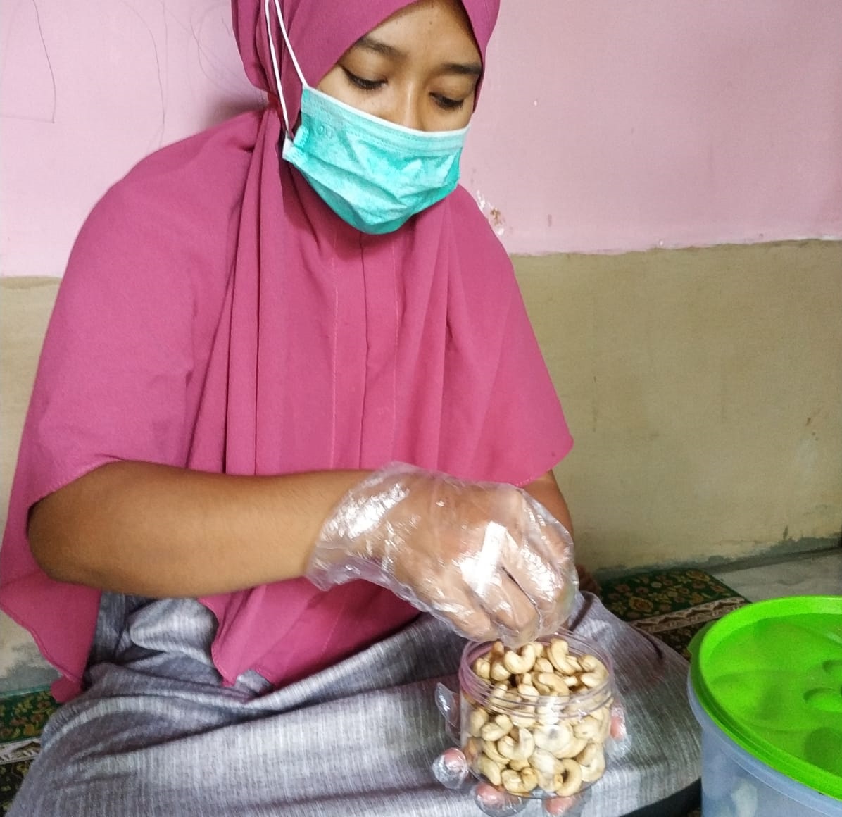 KEMAS: Owner Rangsot Kreatif Nia Satriani saat melakukan pengemasan produk yang sudah dipesan pelanggannya di rumah produksi, pekan lalu.(NURUL/LOMBOK POST)