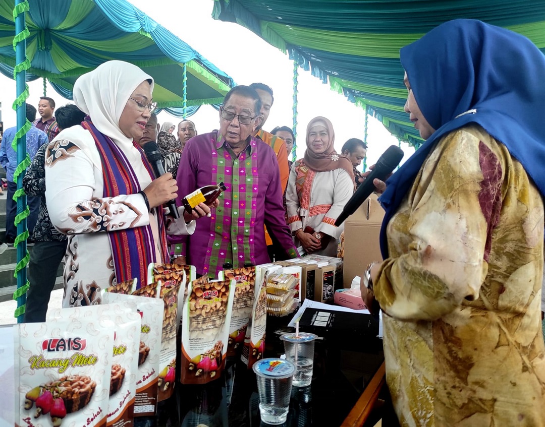 TANYA-TANYA: Menteri Ketenagakerjaan RI Hj Ida Fauziah mengunjungi salah satu stan pelaku usaha di depan Kantor Bupati Lombok Utara, Sabtu (11/2).(FERIAL/LOMBOK POST)