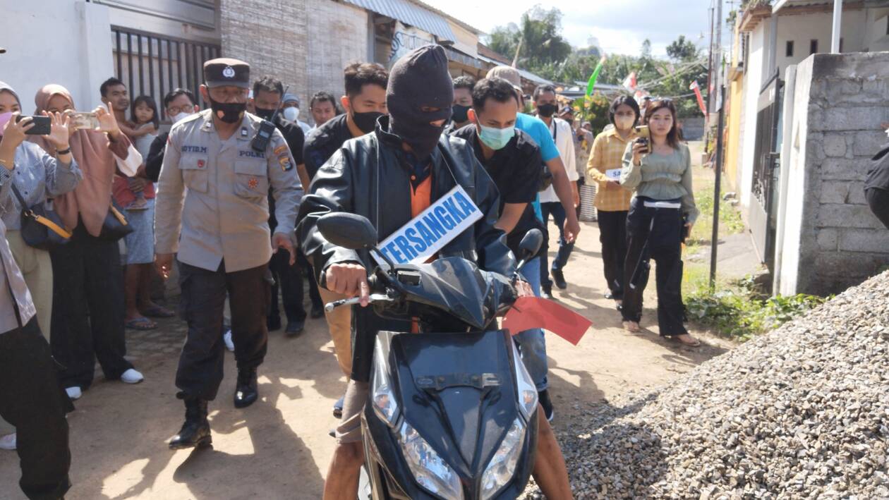 SUDAH INKRAH: Terpidana pembunuh guru TK Sulyadi melakukan reka ulang kasus pembunuhan yang dilakukan di rumah korban, beberapa waktu lalu. (Dok/Lombok Post)