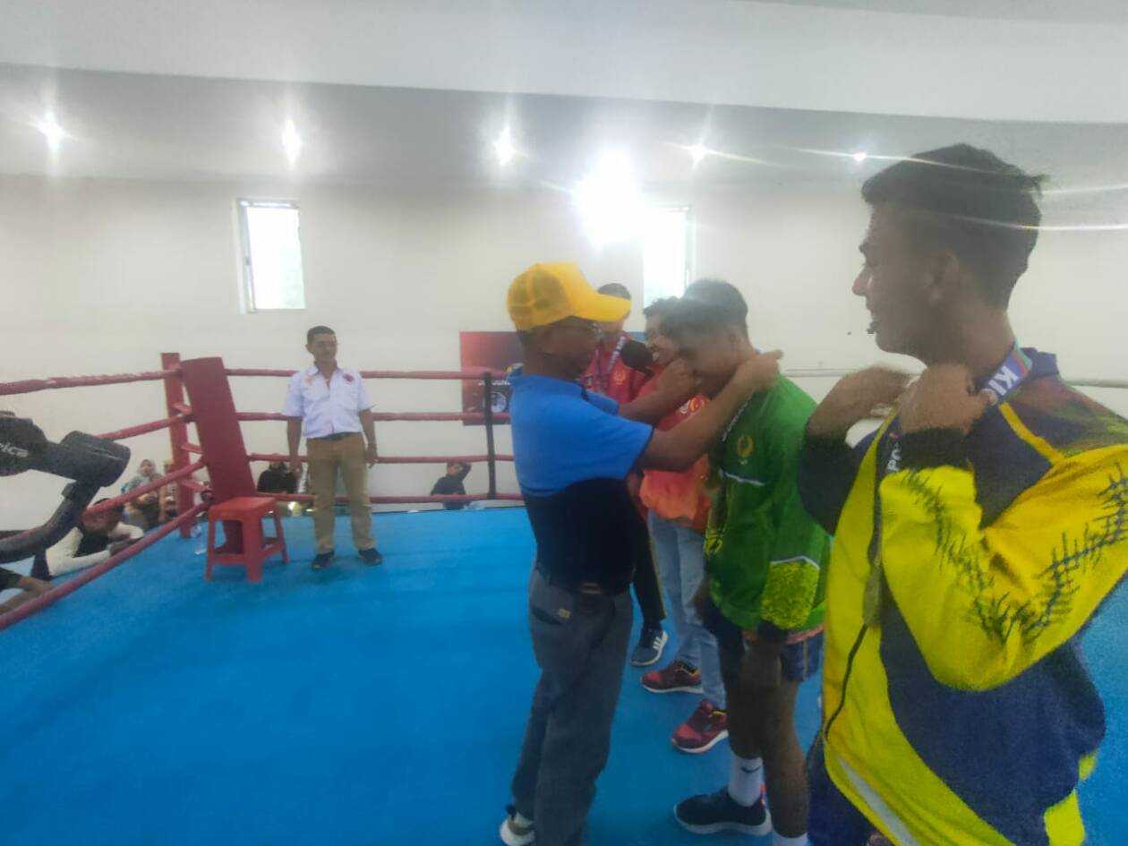 EMAS: Atlet kickboxing Sumbawa menyumbangkan medali emas, kemarin (21/2).( ABET/LOMBOK POST)