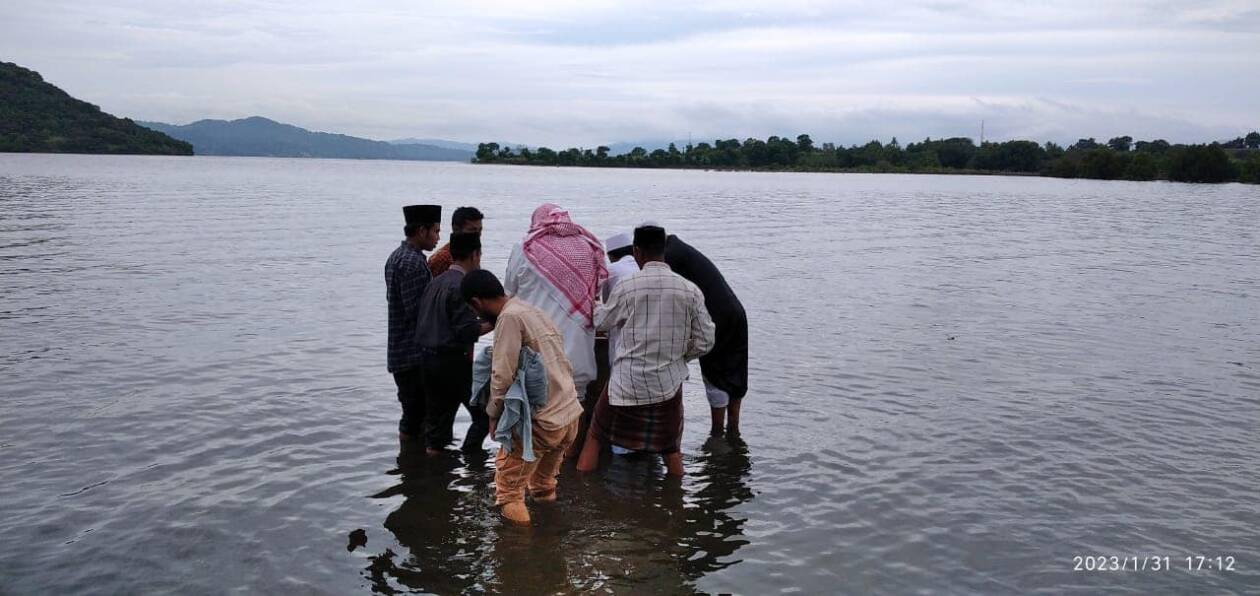 SUMUR AIR TAWAR: Syekh Soleh Abdullah Ar Rajihi dari Arab Saudi mendatangi sumur air tawar di Perairan Sonao, Desa Punti, Kecamatan Soromandi, Bima, beberapa hari lalu.(SUBARI FOR LOMBOK POST)
