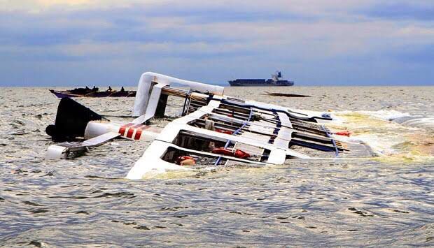 TENGGELAM: Perahu motor Surga Ilahi tenggelam di perairan Wera, Bima, Minggu (26/2).(POLRES BIMA KOTA FOR LOMBOK POST)