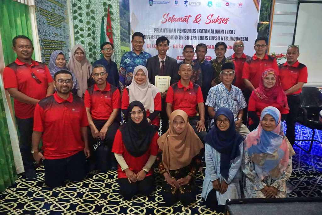 KELUARGA BESAR UPSI: IKA UPSI NTB-Indonesia bersama civitas akademik UPSI Malaysia berfoto bersama di Aula MA Mualimin NWDI Pancor, Kecamatan Selong, Minggu (26/2). (Fatih/Lombok Post)