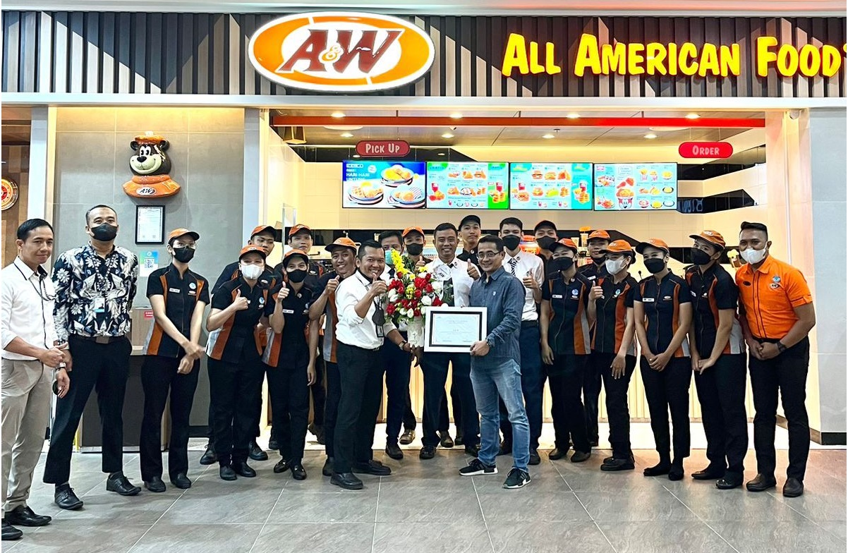 RESMIKAN OUTLET: Management LEM dan Management A&W LEM saat pembukaan gerai di LEM, Kamis (23/2).(LEM For Lombok Post)