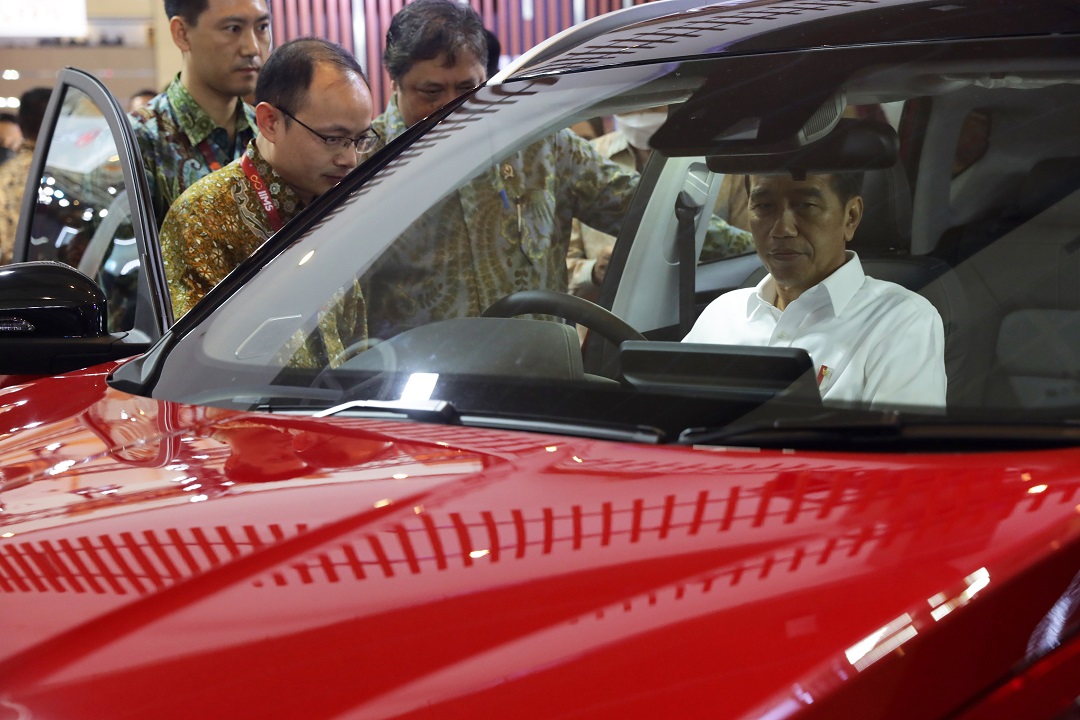 COBA CHERY TIGGO 7 PRO: Presiden Jokowi (dalam mobil) saat melihat eksterior dari Chery Tiggo 7 Pro pada event IIMS 2023 di Jakarta, beberapa hari lalu.(CSI FOR LOMBOK POST)