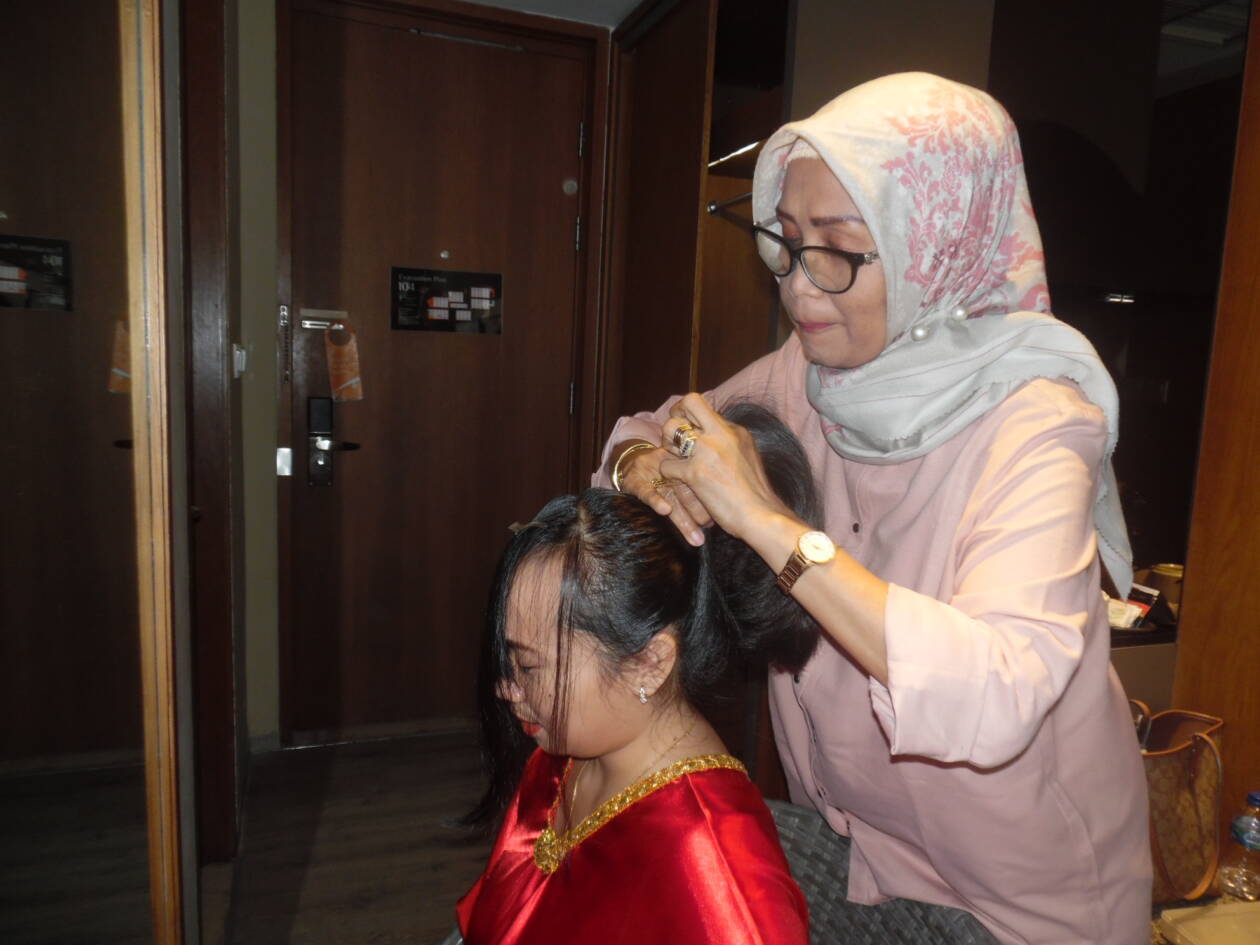 RIAS: Owner Salon Dende Donik Hardiani saat turun tangan langsung menata rambut salah satu konsumennya di Senggigi, pekan lalu.(NURUL/LOMBOK POST)