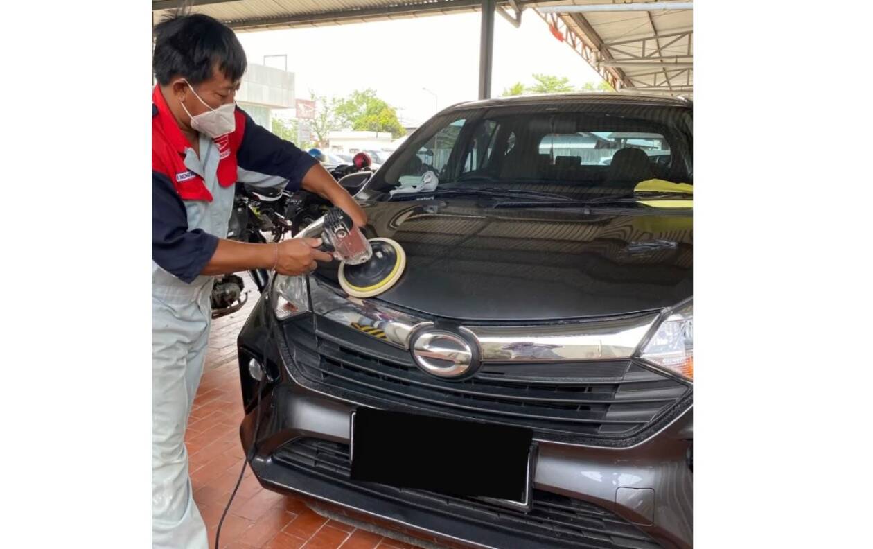 AFTER SALES: Seorang mekanik melakukan body repair salah satu kendaraan konsumen di Bengkel Daihatsu Bertais. (NURUL/LOMBOK POST)