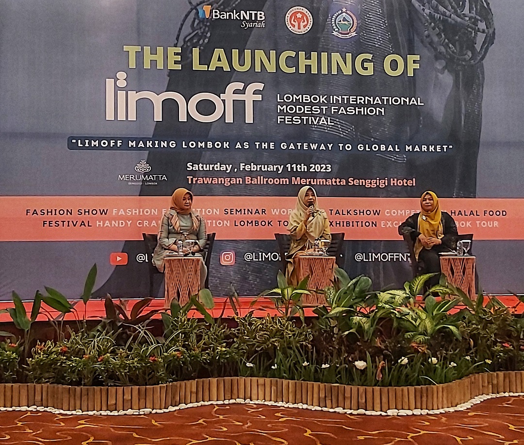 LAUNCHING LIMOFF: Founder Limoff Hj Niken Saptarini Widyawati Zulkieflimansyah (tengah) didampingi pihak Dinas Perindustrian NTB dan Bank NTB Syariah saat memaparkan terkait kegiatan Limoff di Senggigi, Sabtu (11/2).(NURUL/LOMBOK POST)