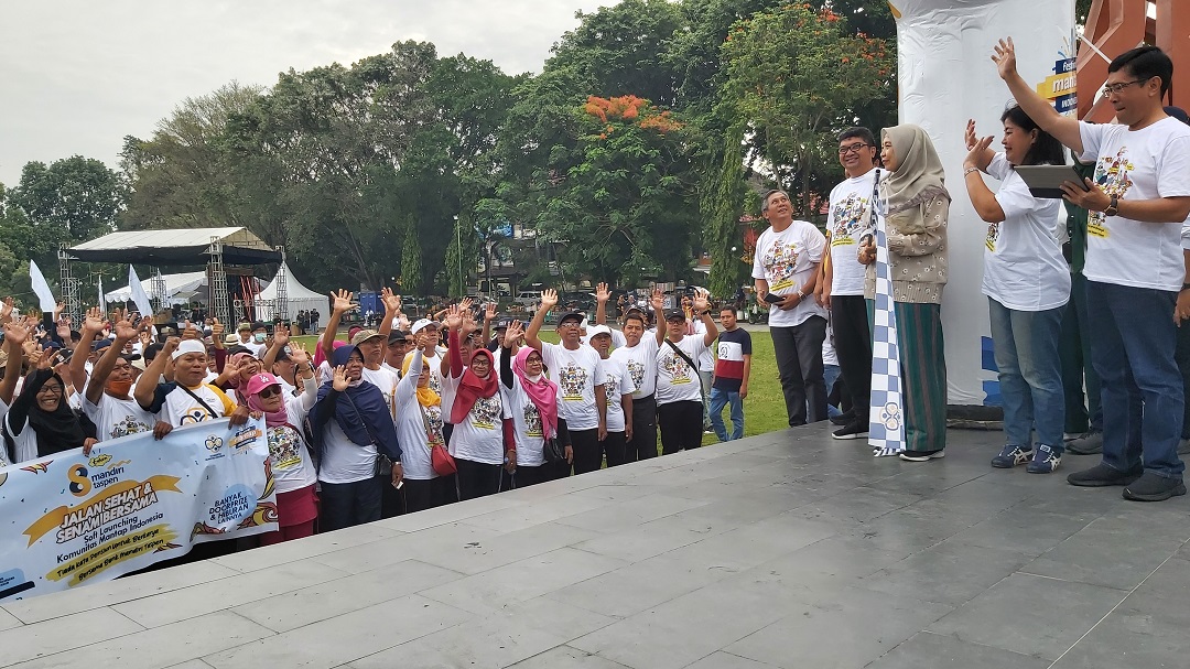 LEPAS JALAN SEHAT: Direktur Bisnis Bank Mandiri Taspen Maswar Purnama (kanan) mendampingi Wakil Gubernur NTB Hj Sitti Rohmi Djalilah saat pelepasan peserta Jalan Sehat HUT Bank Mantap ke-8 di Lapangan Sangkareang, Mataram, Sabtu (4/2). (NURUL/LOMBOK POS)