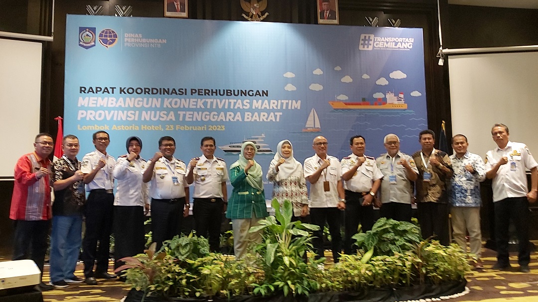 PERKUAT KONEKTIVITAS: Wakil Gubernur NTB Hj Sitti Rohmi Djalilah (tengah) foto bersama instansi terkait perhubungan di Mataram, kamis (23/2)(NURUL/LOMBOK POST)