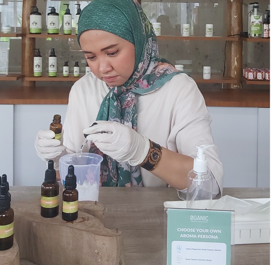 RACIK PRODUK: Founder dan CEO PT Organic Lombok Indonesia Septia Erianty saat meracik langsung salah satu produk di kantornya, pekan lalu.(NURUL/LOMBOK POST)