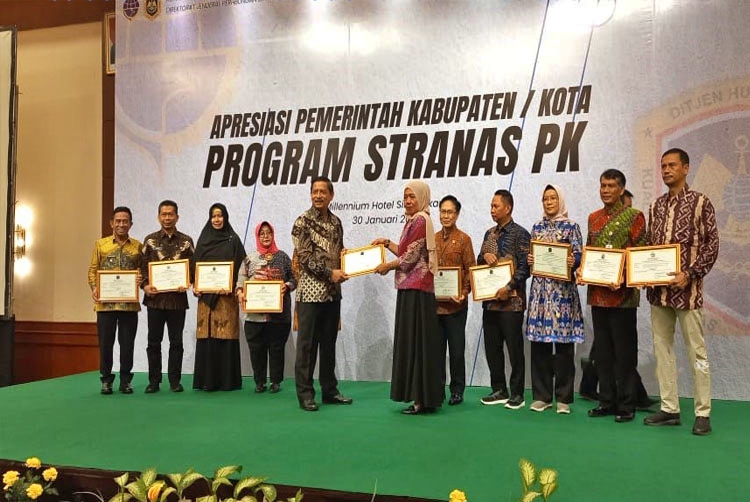 TERIMA SERTIFIKAT: Kadishub Lotim Baiq Farida Apriani menerima sertifikat akreditasi Unit Pelaksana Uji Berkala Kendaraan Bermotor dengan capaian akreditasi A di Jakarta, belum lama ini. (PKP Lotim for Lombok Post)