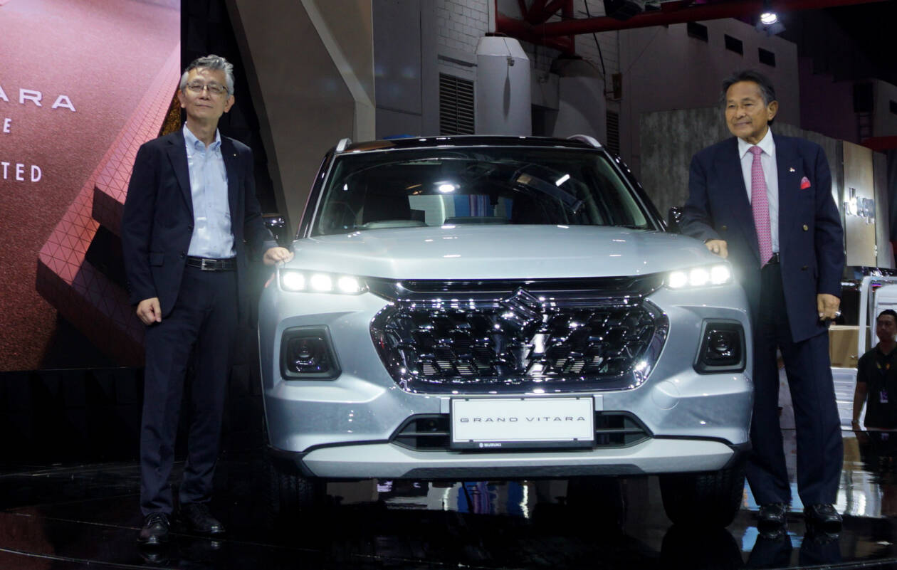 GRAND VITARA GENERASI TERBARU: Management Suzuki Indonesia saat memperkenalkan generasi terbaru SUV Legendaris Grand Vitara pada event Indonesia International Motor Show (IIMS) 2023 di Jakarta, pekan lalu.(SIS FOR LOMBOK POST)