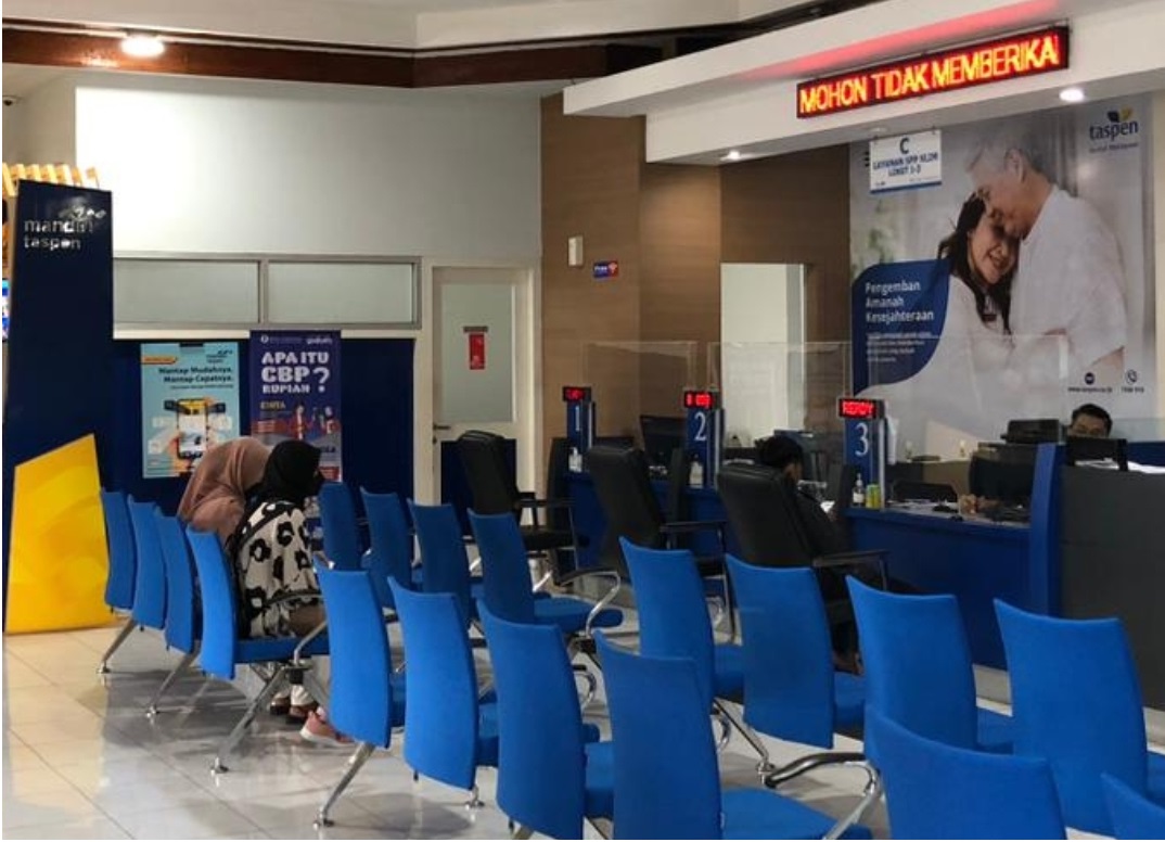 TUNGGU LAYANAN: Beberapa peserta Taspen Mataram saat menunggu giliran layanan di Kantor Cabang Mataram, beberapa hari lalu.(TASPEN MATARAM FOR LOMBOK POST)