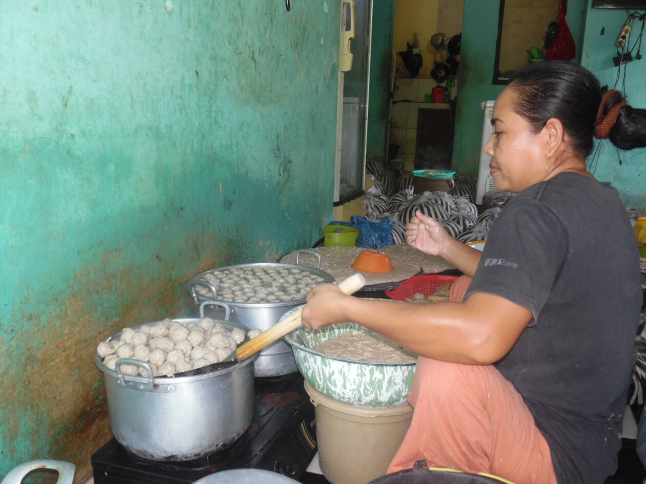 Proses produksi Cilok Merecon Ngangak Kapek, Gunungsari, Lombok Barat, pekan lalu. (Nurul/Lombok Post)