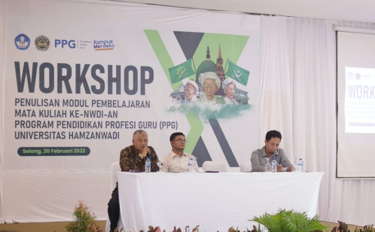 WORKSHOP: Wakil Rektor 1 Universitas Hamzanwadi Dr Abdullah Muzakar (tengah) duduk sebagai narasumber workshop penulisan modul pembelajaran mata kuliah ke-NWDI-an untuk program PPG di gedung Rinjani Waterpark, Kelurahan Rakam, Kecamatan Selong, Senin (20/