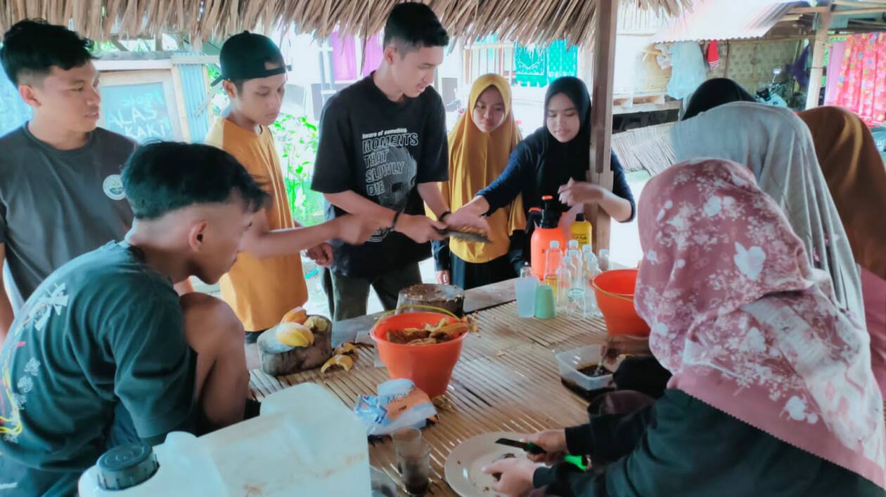 Mahasiswa KKN Unram memberikan sosialisasi pembuatan pupuk organik cair dari limbah kakao di Dusun Paok Rempek, Desa Genggelang, Lombok Utara.