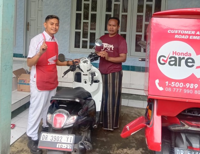 PELAYANAN MAKSIMAL: Layanan Honda Care saat melayani konsumen.(HONDA FOR LOMBOK POST)