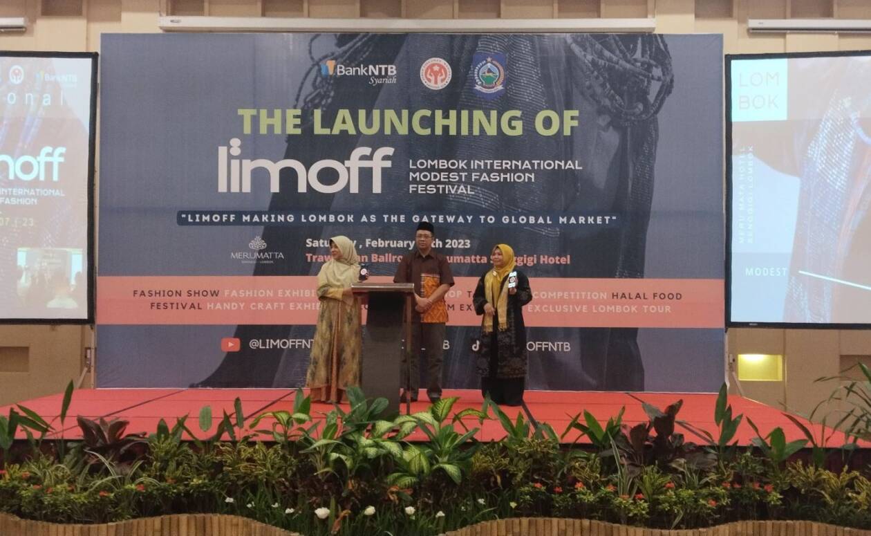KIAN BERKEMBANG: Gubernur NTB Zulkieflimansyah (tengah) bersama Founder LIMOFF Niken Saptarini Zulkieflimansyah (kiri) dan Kepala Dinas Perindustrian NTB Nuryanti (kanan) melauncing Lombok Internasional Modest Fashion Festival (LIMOFF) di Merumatta Senggi