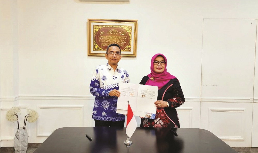 TINGKATKAN MUTU: Kepala MAN IC Lotim H Aozar Zawad (kiri) bersama Wakil Rektor IV UIN SGD Bandung Prof Hj Ulfiah (kanan) menunjukkan nota kesepahaman untuk peningkatan layanan pendidikan yang telah ditandatangani, akhir pekan lalu. (MAN IC Lotim for Lombo