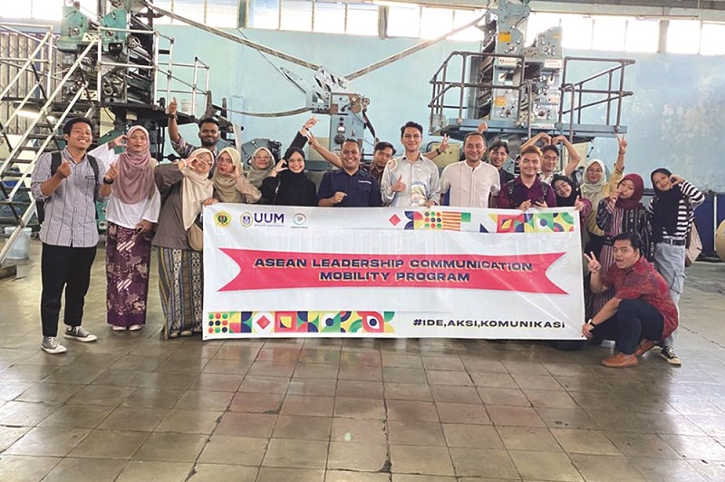 BELAJAR LANGSUNG: Direktur Lombok Post Alfian Yusni dan Pemred Lombok Post Jony Marthadinata bersama rombongan mahasiswa UUM di Graha Pena, Senin (27/2). (Yuyun/Lombok Post)