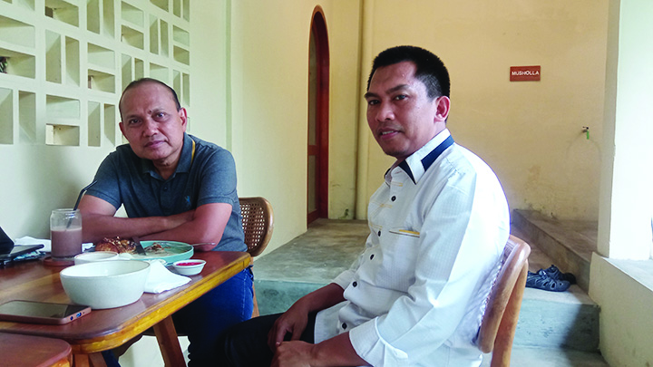 SIAP MAJU: HMNS Kasdiono (kiri) bersama Ketua DPD PKS Kota Mataram Ismul Hidayat.( TONI/LOMBOK POST)
