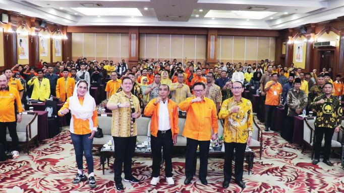 KONSOLIDASI : (Dari kiri ke kanan) Bendum PPK Kosgoro 1957 Hj Sari Yuliati, Ketua Umum PPK Kosgoro 1957 Dave Akbarshah Fikarno, Ketua PDK Kosgoro 1957 NTB, H Abdul Hafid,   Ketua Umum Majelis Pertimbangan Organiasasi (MPO) Kosgoro 1957, HR Agung Laksono,