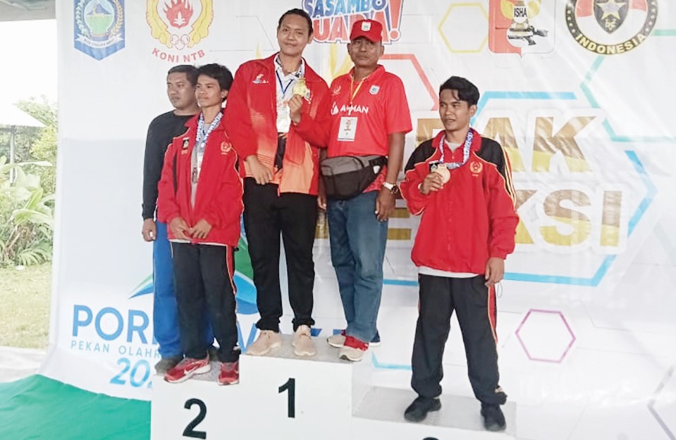 PERAIH MEDALI EMAS: Petembak KSB Dimas Cahyo Pambudi menerima penyerahan medali emas, kemarin (21/2). (IST/LOMBOK POST)