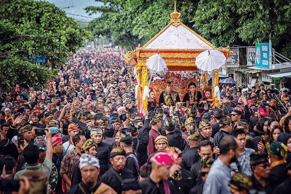 NYONGKOLAN: Ruas Jalan Panji Tilar Kota Mataram dipadati oleh warga yang nyongkolan mengiringi pasangan Putra Wakil Bupati Lombok Barat yang menikahi warga Kota Mataram, kemarin (12/2)( IVAN/LOMBOK POST)