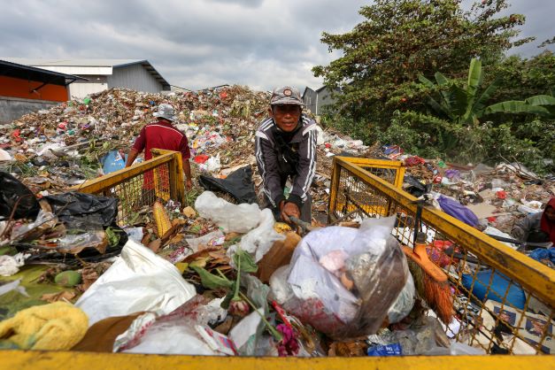 PERLU PEREMAJAAN: Seorang petugas roda tiga membuang sampah di TPS Sweta, Kota Mataram, belum lama ini.( DOK/LOMBOK POST)