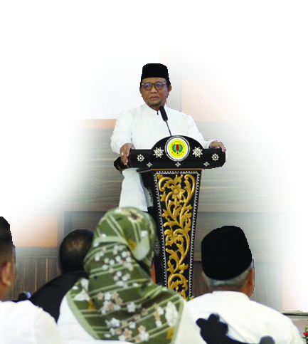 SALING MENGINGATKAN: KH Zulkifli Muhadli, pengurus wilayah ICMI NTB memberikan ceramah dalam peringatan Isra Mikraj Nabi Muhammad SAW, di Gedung Rektorat Unram, Senin (20/2). (Unram for Lombok Post)