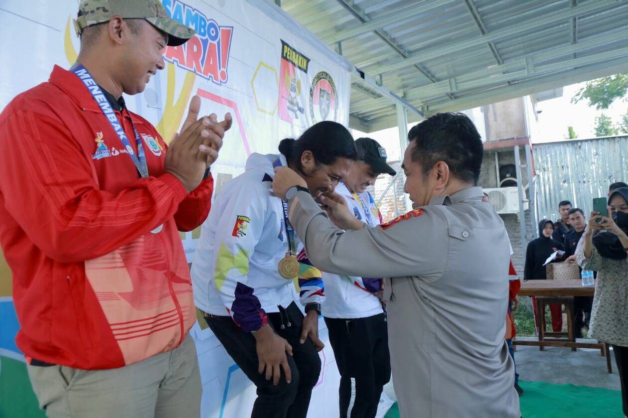 Kapolda NTB Irjen Pol Djoko Poerwanto mengalungkan medali pada upacara penghormatan pemenang cabor menembak Porprov NTB XI/2023 di Lapangan Tembak Sandik, Lombok Barat, Selasa (21/2). (Humas Polda NTB untuk Lombok Post)