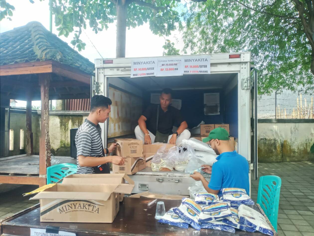 TEKAN HARGA: Sejumlah warga membeli MinyaKita pada OP di Kantor Lurah Kebon Sari, Kecamatan Ampenan, Kota Mataram, (20/2) kemarin.( ROJAI/LOMBOK POST)