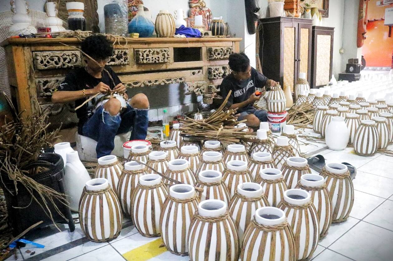 DIMINATI PASAR GLOBAL: Sejumlah karyawan mengkombinasikan gerabah dengan eceng gondok di Art Shop Dimas Patuh, Desa Labuapi, Kecamatan Labuapi, Kabupaten Lobar, pekan lalu. (DEWI/LOMBOK POST)