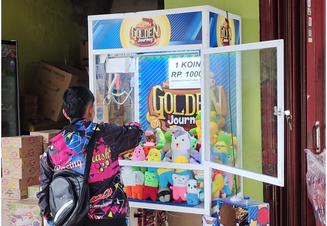 LAGI RAMAI: Salah satu mesin capit di KSB. Mesin capit berisi berbagai model boneka ini sangat disenangi anak-anak saat ini.  (FARUK/LOMBOK POST)