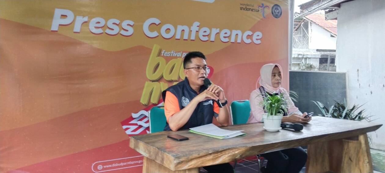 KONFERENSI PERS: Kepala Dinas Pariwisata NTB Jamaluddin Malady (kiri) menggelar konferensi pers terkait Festival Pesona Bau Nyale di kantor Dinas, Kamis (9/2/2023). (Dewi/Lombok Post)