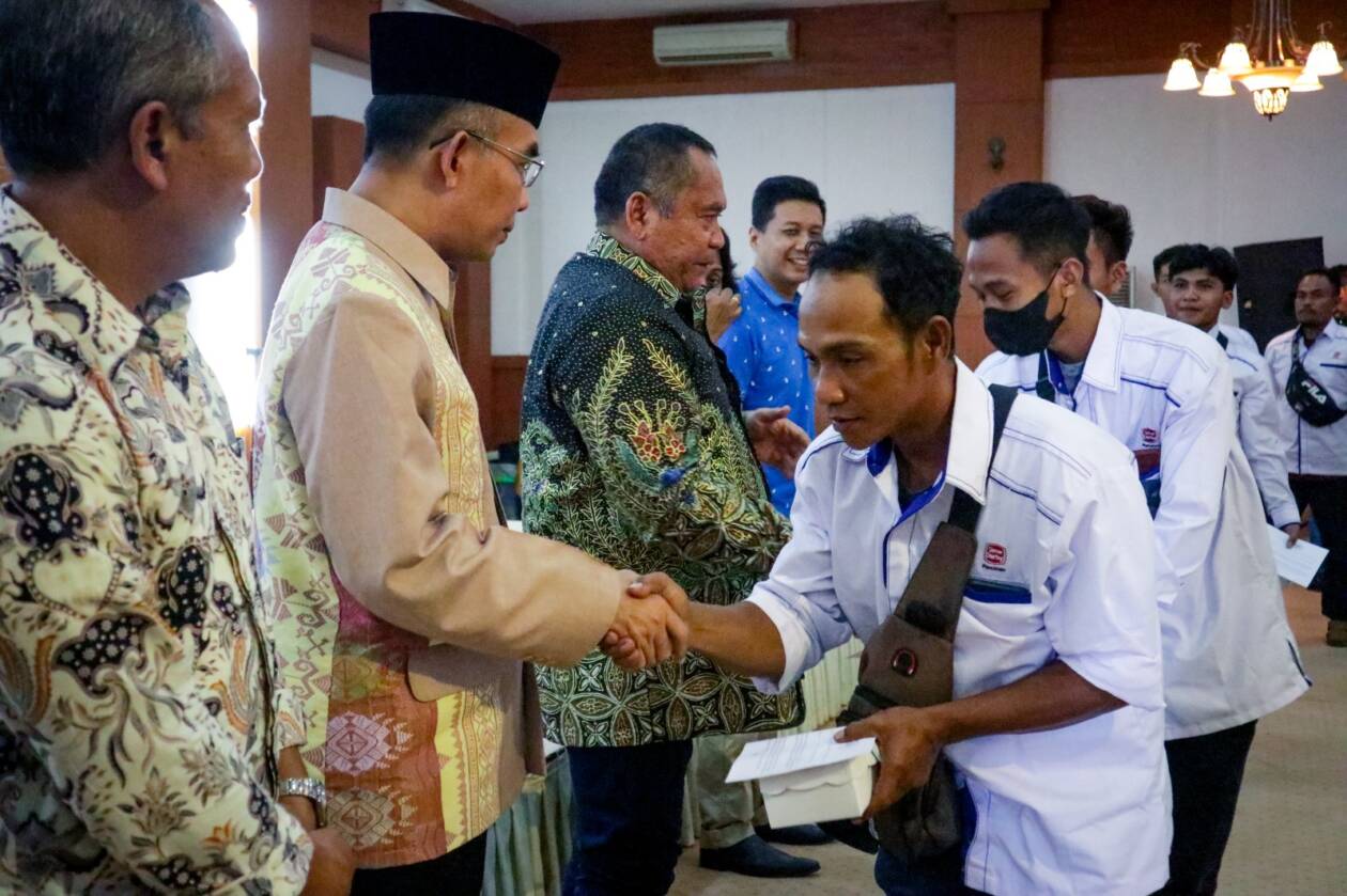 PANDAI NABUNG YA: Para calon PMI bersalam-salaman dengan Wakil Wali Kota Mataram TGH Mujiburrahman di Aula PT Cipta Rezeki Utama, Ampenan Utara, Kota Mataram, Sbtu (11/2) lalu.( IST/LOMBOK POST)
