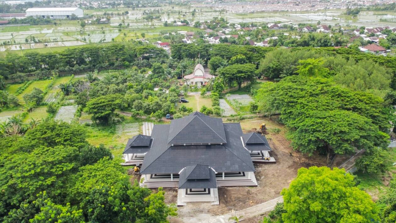 PUSAT REKREASI: Bencingah Mataram di RTH Pagutan tampak dari atas. Tempat ini dijadikan pusat rekreasi di Kota Mataram.( DISKOMINFO FOR LOMBOK POST)