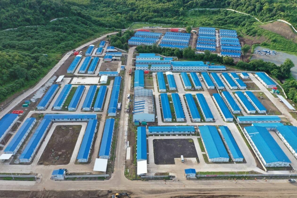 INVESTASI BESAR: Salah satu kompleks yang dibangun di kawasan pabrik smelter milik PT Amman Mineral Nusa Tenggara di Kecamatan Maluk, Kabupaten Sumbawa Barat. Bangunan ini menjadi camp untuk pekerja selama konstruksi smelter.(Amman Mineral for LOMBOK POST