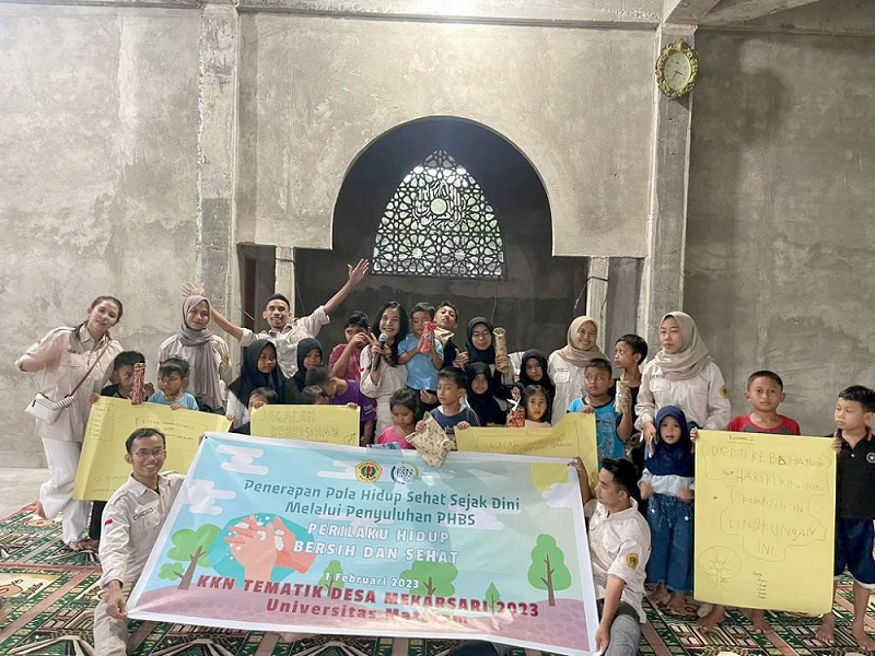 Mahasiswa Kuliah Kerja Nyata (KKN) Tematik Universitas Mataram (Unram) bersama beberapa peserta usai melaksanakan penyuluhan di Desa Mekarsari, Kecamatan Gunungsari, Lombok Barat, Rabu (1/2).