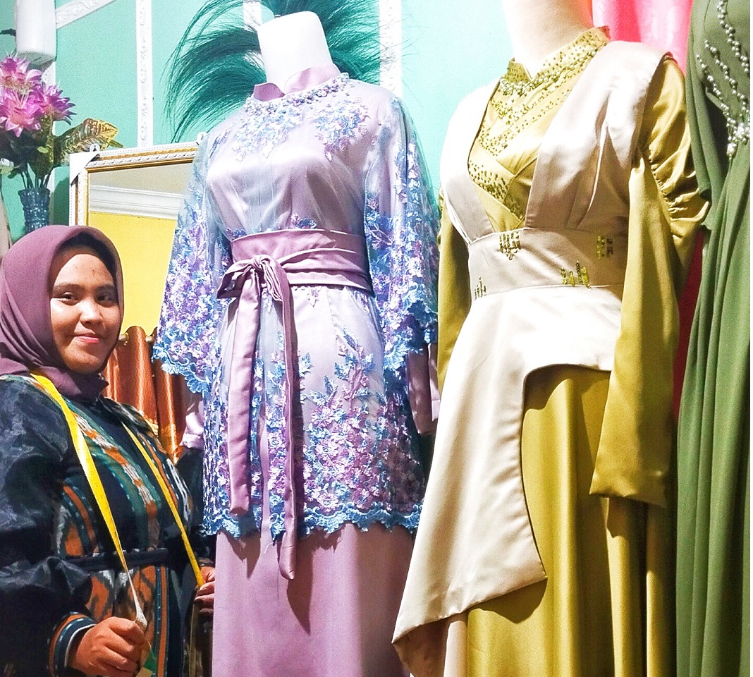 USAHA MENJANJIKAN: Laras dengan salah satu hasil karya busananya. Bisnis rumahan ini cukup menjanjikan. (DEWI/LOMBOK POST)