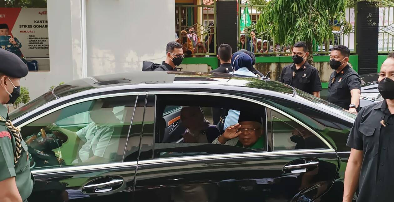 MELAMBAIKAN TANGAN: Wapres RI KH Ma’ruf Amin melambaikan tangan usai bertemu dengan TGH Lalu Muhammad Turmudzi Badaruddin di Desa Bagu, Kecamatan Pringgarata, Loteng, Kamis (9/2) sore. (Dedi/Lombok Post)